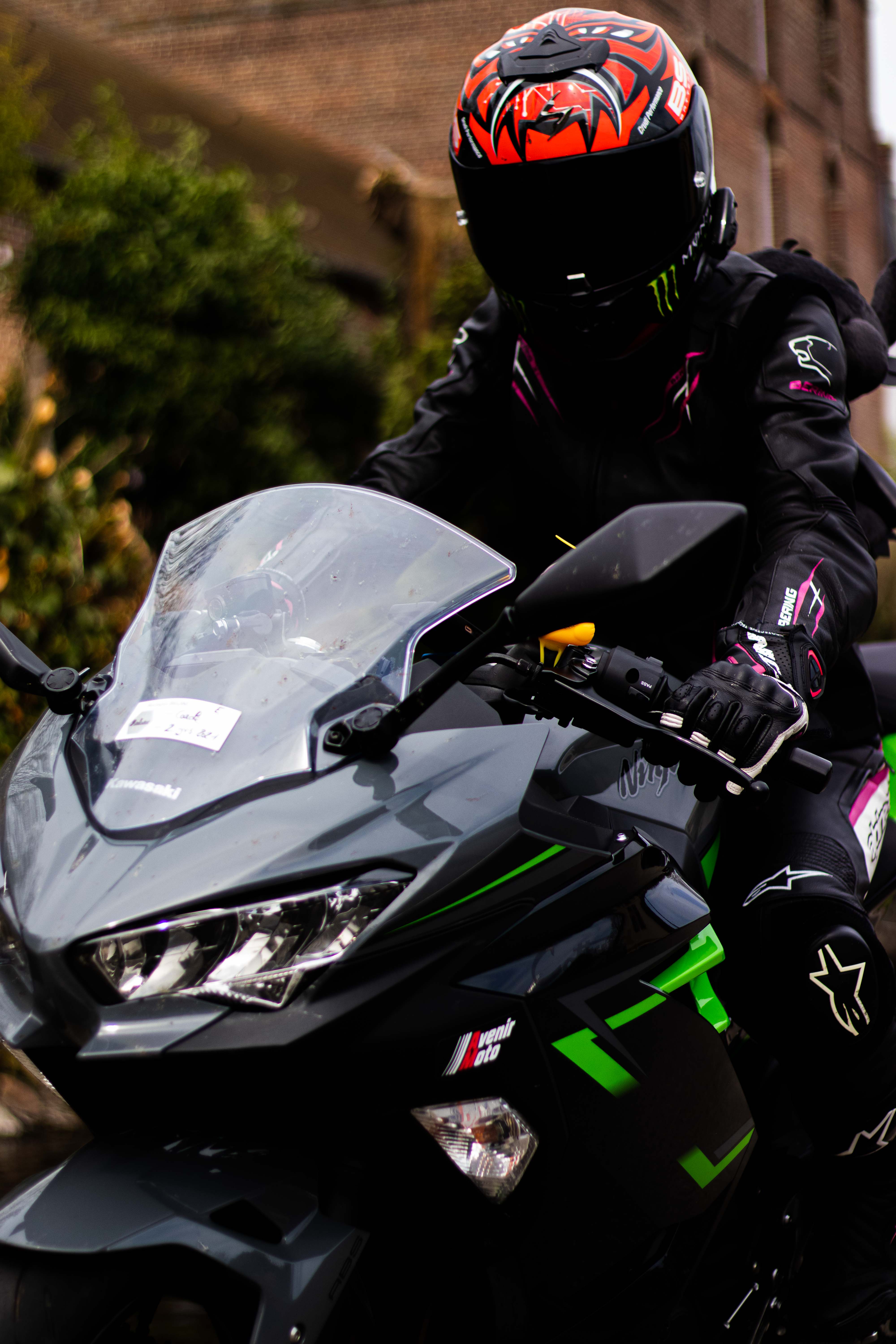 Photo d'une motarde assise sur sa moto trois quart face